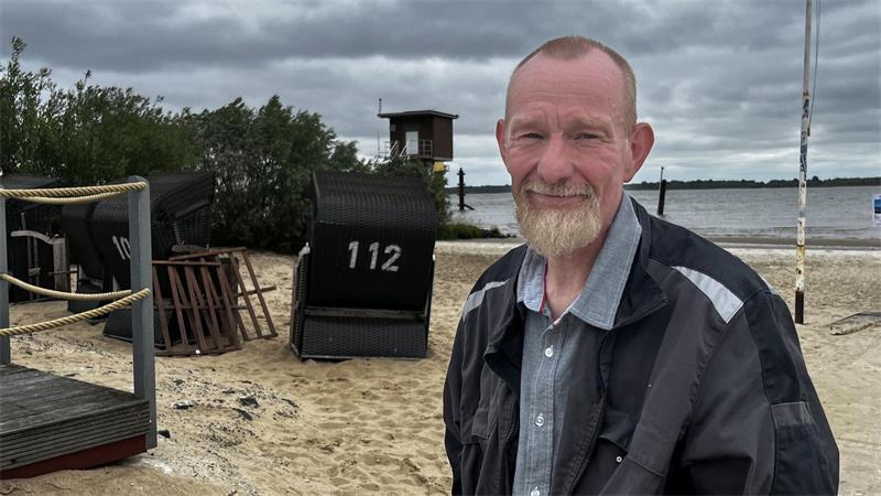 Als Hausmeister im Elbstrand Resort ist Götz Warneke auch am Strand unterwegs - zum Beispiel, wenn ein Strandkorb kaputtgeht.