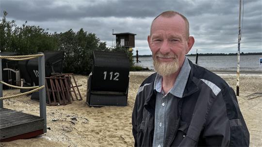 Als Hausmeister im Elbstrand Resort ist Götz Warneke auch am Strand unterwegs - zum Beispiel, wenn ein Strandkorb kaputtgeht.