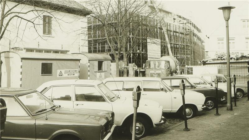 Als Hertie gebaut wurde, parkten noch Autos vor dem Zeughaus.