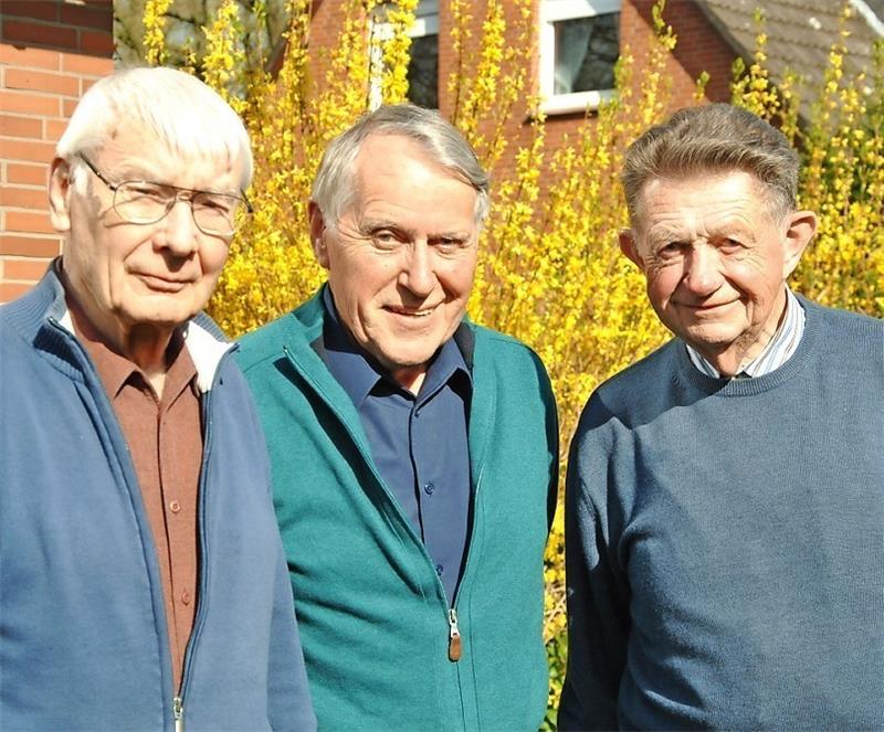 Als Hitlerjungen erlebten sie den Kampf um Horneburg vor 70 Jahren: Otto Duve, Wilfried Böhn und Helmut Schering (von links). Lohmann