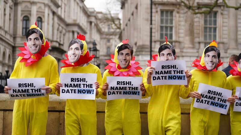 Bilder des Tages Als Hühner verkleidete Demonstranten protestieren gegenüber der Downing Street 10, dem Amts- und Wohnsitz des britischen Premier Rishi Sunak. Sie fordern, dass der britische Premier einen zeitnahen Termin für die Parlamentswahlen benennt. Der will diese aber erst in der zweiten Jahreshälfte abhalten.