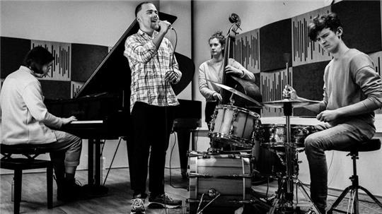 Als Jazzsänger in der Hamburger Jazzszene angekommen: Lennart Meyer singt in der Seminarturnhalle, begleitet von der Lennart Meyer Acoustik Band.