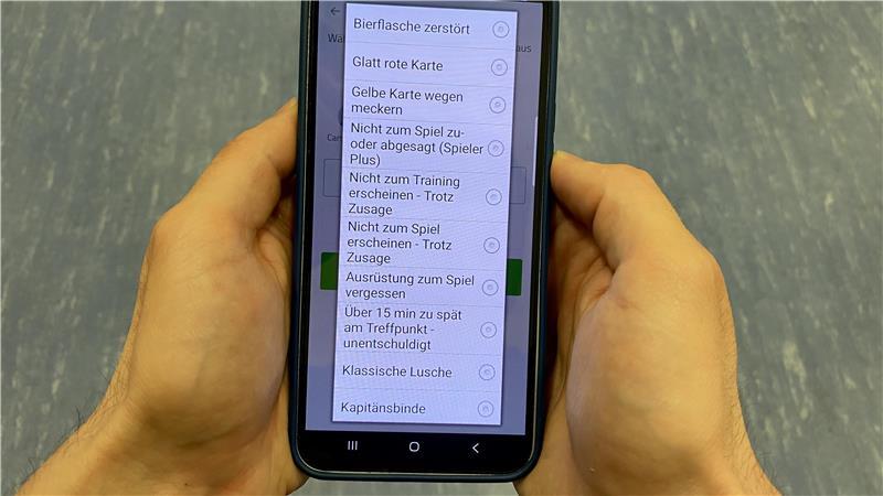 Als Kassenwart verwaltet Tim Lünser den Strafenkatalog.