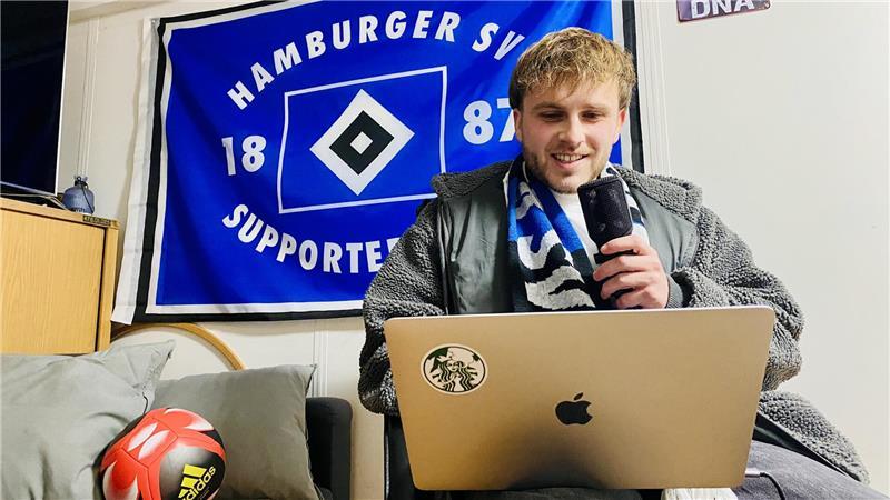 Als Lennard Lissakowski seinen ersten HSV-Song aus Spaß hochlud, lief er überraschend gut
