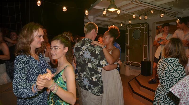 Hanmari tanzt mit den anderen Jugendlichen Cha Cha Cha, Rumba und Co. an Deck. 