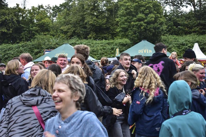 Als MilleniumKid spielt, animiert er die Menschen auf der Tanzfläche zum sogenannten Moshpit, einem wild tanzenden Pulk von Leuten direkt vor der Bühne.