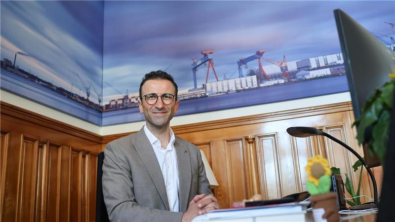 Als Nachfolger von Ulf Kämpfer nimmt Samet Yilmaz jetzt am Schreibtisch des Kieler Oberbürgermeisters Platz.