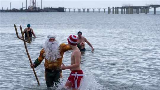 Als Neptun verkleidet steigt Tim Bergelt zusammen mit anderen Hobbyschwimmern aus dem 5 Grad kalten Meer, hier die Ostsee.