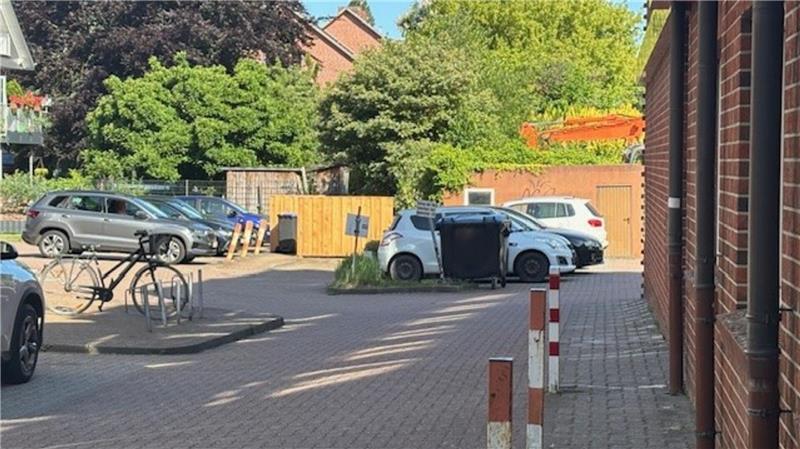 Viele Parkplätze in Buxtehudes Innenstadt: Planer hält das für „verrückt“ Als Parkplätze werden viele Hinterhöfe in der Bahnhofstraße genutzt. Stadtplaner können sich stattdessen Wohnungsbau darauf vorstellen.