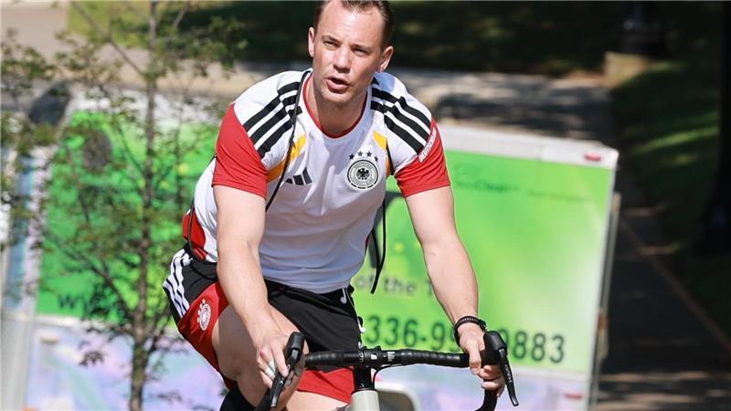 Als Radfahrer zum Training unterwegs: Manuel Neuer ist bereit für sein Comeback im DFB-Tor. 