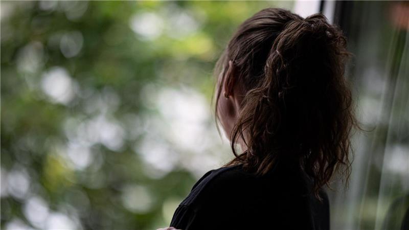 Als Reaktion auf Krisen wie Krieg und Klimawandel ziehen sich die Deutschen einer Studie zufolge mehr und mehr ins Private zurück. 