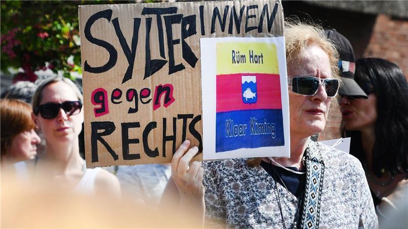 Nach Naziparolen: Sylter Club wappnet sich für Pfingstpartys Als Reaktion auf das Video mit rassistischem Gegröle hatten vor einem Jahr auf Sylt mehrere Dutzend Menschen zu einer Mahnwache im Inselort Kampen versammelt (Archivbild).