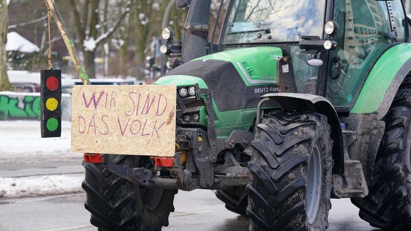 Trecker-Konvois legen Verkehr lahm: Demonstrant angefahren Als Reaktion auf die Sparpläne der Bundesregierung hat der Bauernverband zu einer Aktionswoche mit Kundgebungen und Sternfahrten aufgerufen.