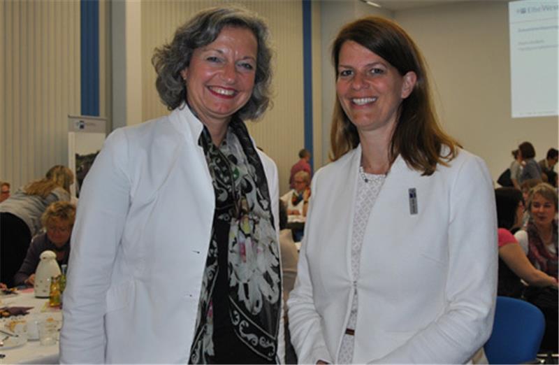 Als Referentin zu Gast bei der IHK Stade: Corinna Nienstedt von der Handelskammer Hamburg mit Hauptgeschäftsführerin Maike Bielfeldt (rechts). Foto: Lohmann