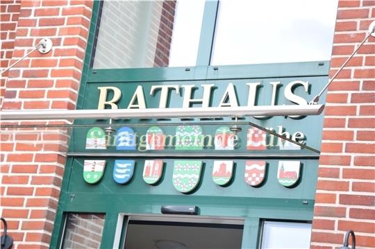 Als Samtgemeinde müssen sich Politik sowie die Verwaltung in den Rathäusern der Samtgemeinde Lühe (unten) und Horneburg (oben) immer wieder mit dem Thema Einheitsgemeinde auseinandersetzen. Fotos: Battmer