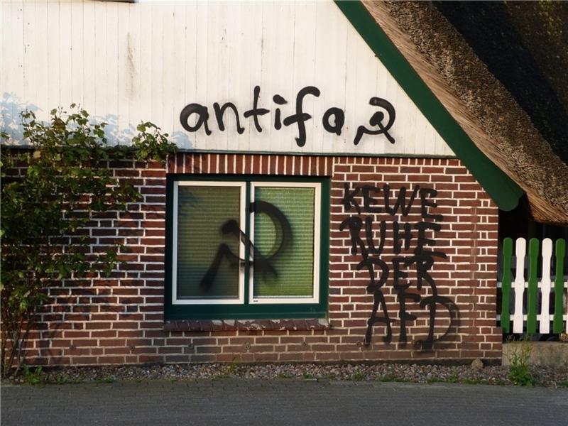 Als Signatur haben die Täter „antifa“ und das Logo mit Hammer und Sichel hinterlassen.