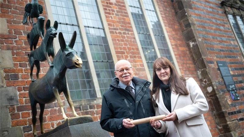 Als Symbol für den Wechsel übergab Brandenburgs Innenministerin Katrin Lange (SPD) das IMK-Staffelholz an den Bremer Innensenator Ulrich Mäurer (SPD).