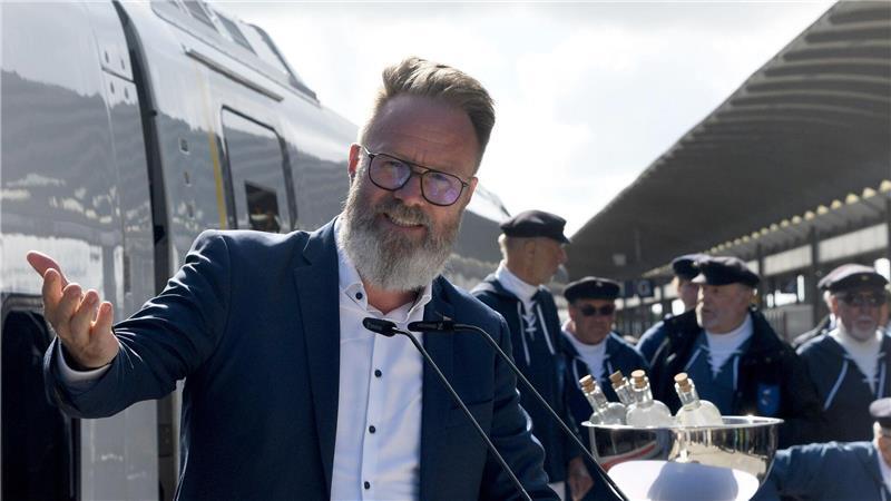Als Taufpate war auch Schleswig-Holsteins Verkehrsminister Claus Ruhe Madsen (CDU) am Dienstag auf die Insel gekommen.