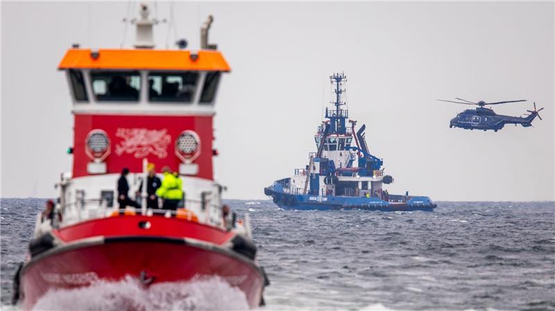 Als Teil der Übung wurden Spezial-Teams mehrerer Feuerwehren von einem Hubschrauber auf Hilfsschiffe abgeseilt und zum Kreuzfahrtschiff „Mein Schiff 7“ gebracht.