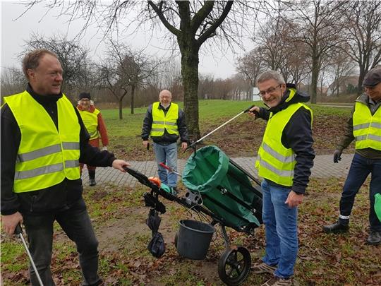 Als Teil des Organisationsteams für ein „sauberhaftes“ Harsefeld im Einsatz: Torsten Mäckelmann, Gudrun von den Berg , Johann Rott und Stefan Jeske (von links). Foto: MFH