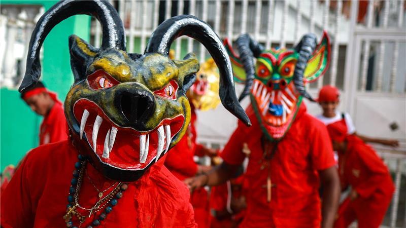 Als Teufel verkleidete Männer nehmen in Venezuela an einem traditionellen Volksfest zu Fronleichnam teil. 