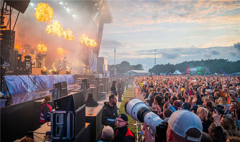 Deichbrand-Festival: Mega-Panne bei Tokio-Hotel-Auftritt Als Tokio Hotel am Freitagabend anfingen, lief die Technik noch. Nach gut einer halben Stunde dann die Panne.