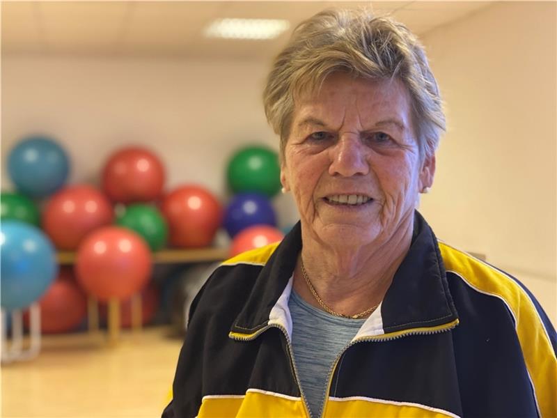 Als Übungsleiterin hält Helga Bardenhagen sich und andere sportlich in Bewegung. Foto: Weselmann