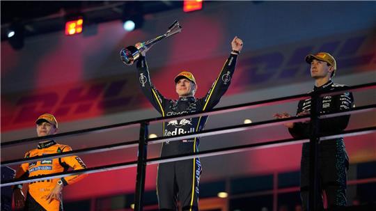 Als Verstappen (Mitte) bei der Siegerehrung jubelte, wusste er noch, nicht wie wertvoll sein Sieg noch werden würde.