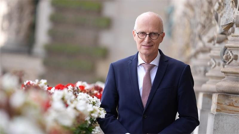 Als Zeichen der Anteilnahme wir am Hamburger Rathaus Trauerflor gehisst. (Archivbild)