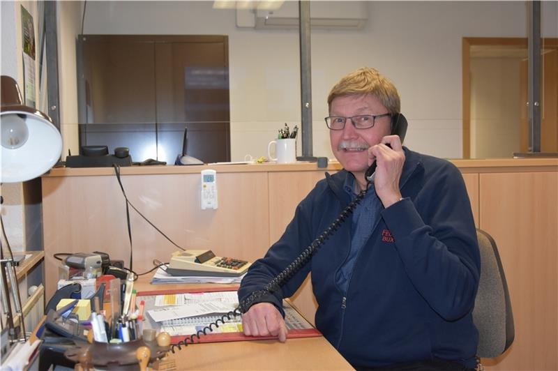 Als aktiver Feuerwehrmann ist Jürgen Meyer auch während der Arbeitszeit ständig in Bereitschaft. Foto: Felsch
