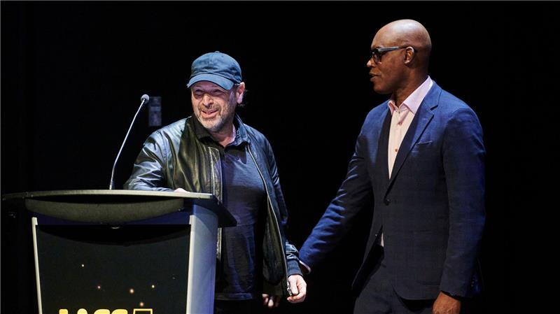 Als besten Dokumentarfilm wählten die Zuschauer „The Road Between Us: The Ultimate Rescue“ von Barry Avrich - hier der Regisseur (links) mit Filmfestival-Chef Cameron Bailey.