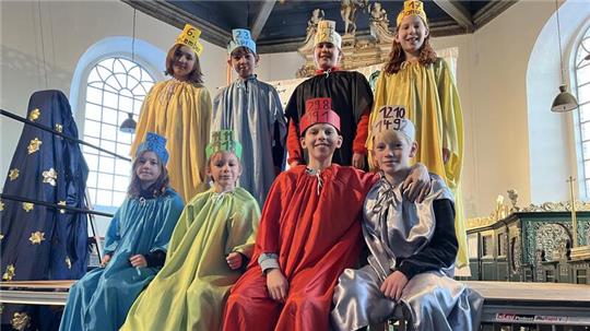 Als bunte Lichtwesen verkleidet, spielt die Theatergruppe am 19. Januar das Kinder-Musical „Der kleine Tag“ in der Jorker Kirche.