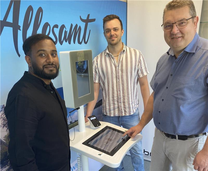 Als das Self-Service-Terminal in Himmelpforten noch ganz neu war: Umaaish Sivanesan (Bürgerbüro) und Phil Köster (IT-Abteilung) erläutern Samtgemeindebürgermeister Holger Falcke die Funktionen.