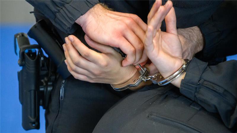 Polizeikommissaranwärter üben die Festnahme einer Person.
