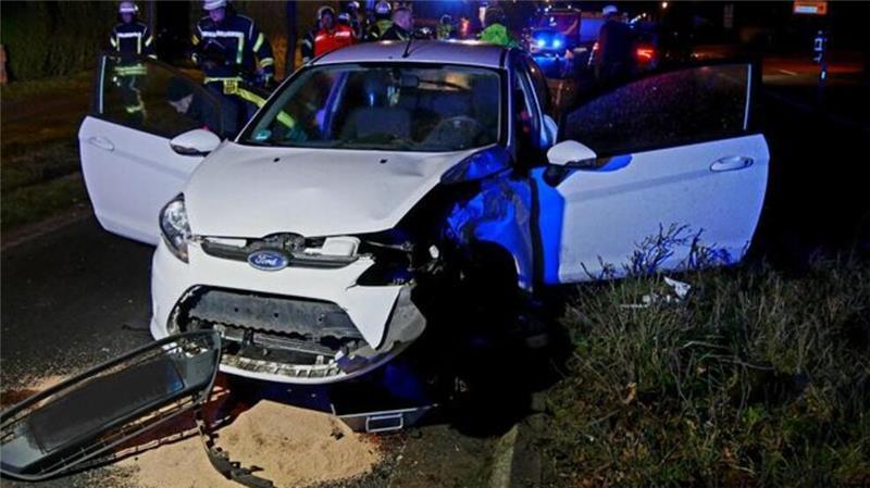 B73: Autofahrerin kollidiert mit Notarztwagen – Schwer verletzt Als die Autofahrerin nach links abbiegen wollte, erfasste sie der Notarztwagen.
