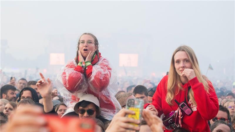 Nach Abbruch beim Deichbrand: In Berlin kann Heidi Klum Tokio Hotel zujubeln Als die Band von der Bühne geht, sind viele Fans geschockt. Ist das jetzt das Ende der Show?Foto: Arnd Hartmann