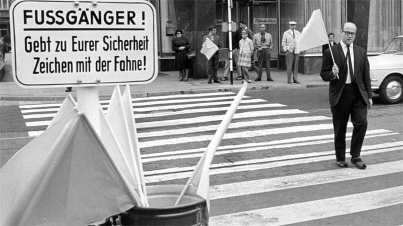 75 Jahre Zebrastreifen: Von der High Street in die Popkultur Als die Bundesrepublik 1953 den Fußgängerüberweg in die Straßenverkehrsordnung aufnahm, hieß der Zebrastreifen im Amtsdeutschen „Dickstrichkette“. (Archivbild)