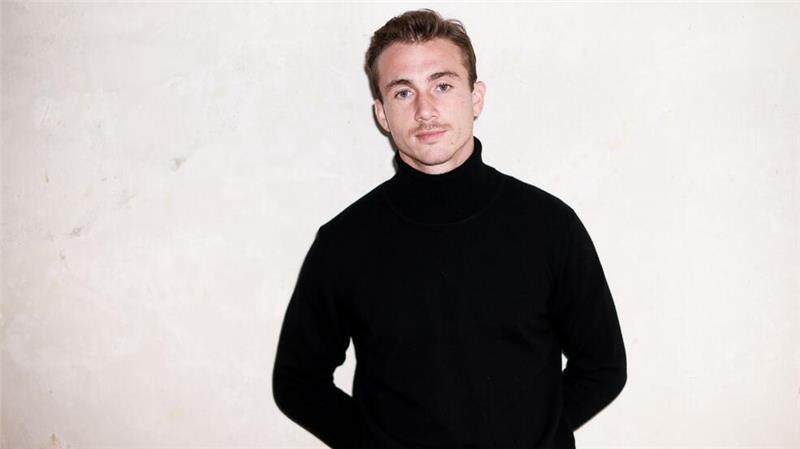 Justus Johanssen über Polizeifilm: Uniform macht was mit Dir Als die Demonstrationsszenen in voller Montur gedreht wurden, herrschten Temperaturen von mehr als 30 Grad