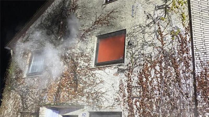Als die Feuerwehr am Brandort eintrifft, ist Feuerschein durch das Fenster der Wohnung zu sehen.