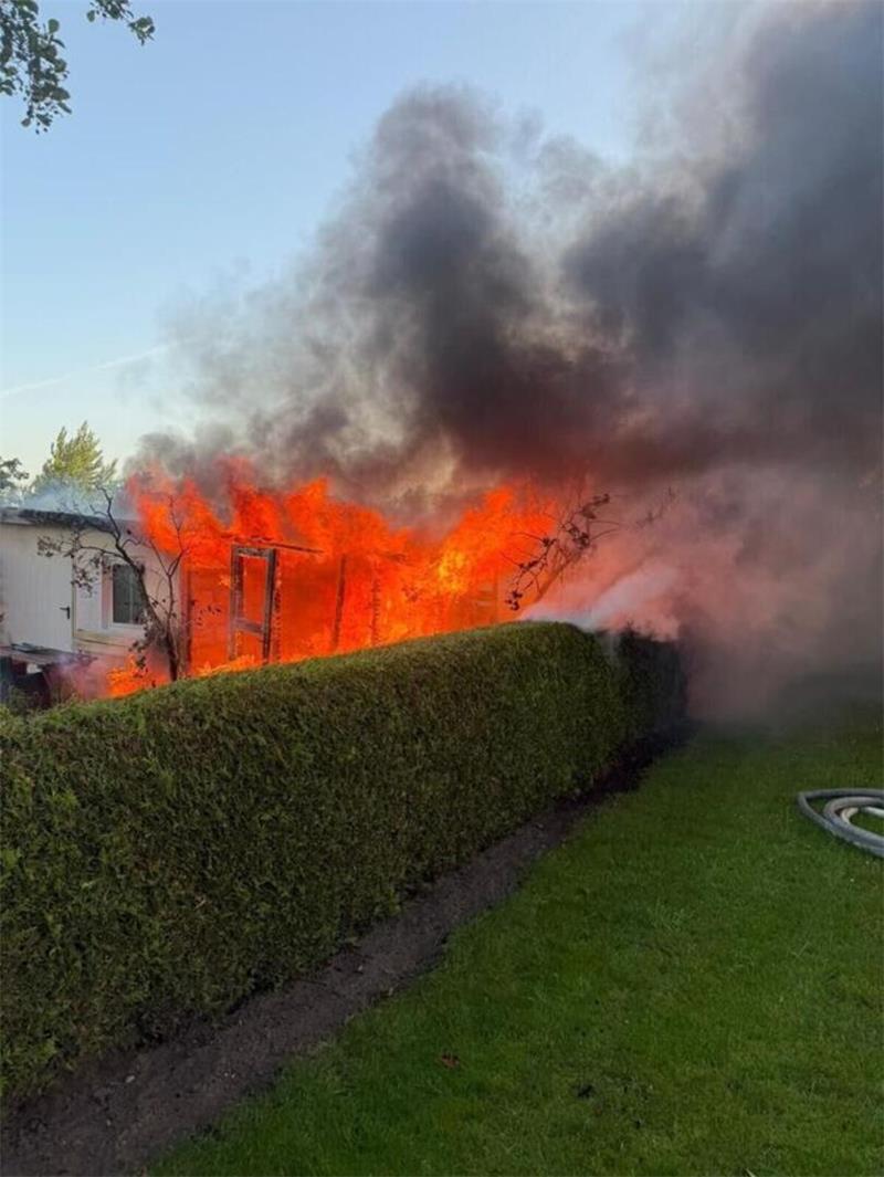 Als die Feuerwehr am Brandort eintrifft, steht die Gartenlaube in voller Ausdehnung in Flammen.