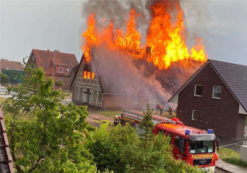 Als die Feuerwehrleute eintrafen, stand das Haus bereits im Vollbrand. Foto: Feuerwehr Jork