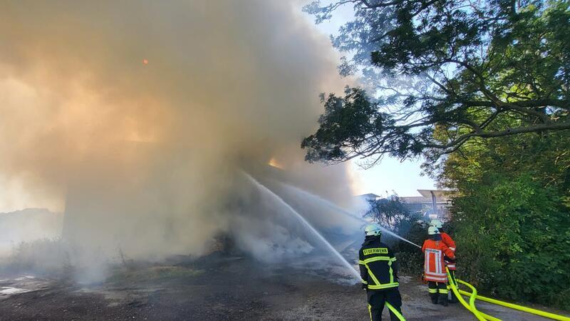 Als die Feuerwehrleute eintrafen, stand das Strohlager bereits im Vollbrand.