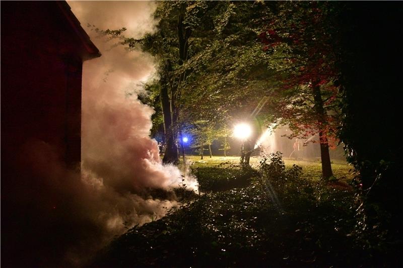 Als die Feuerwehrleute in Kranenburg eintreffen, ist die Kapelle in dichten Rauch gehüllt. Foto: Beneke