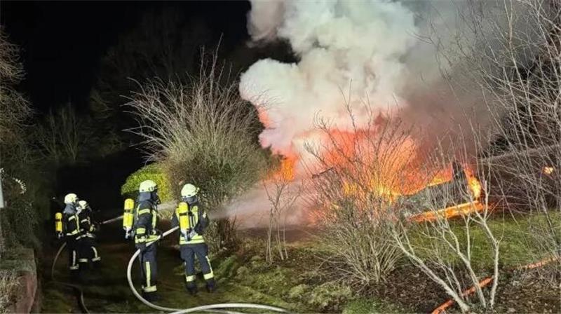 Als die Feuerwehrleute vor Ort eintrafen, brannte das Wohnmobil bereits lichterloh.
