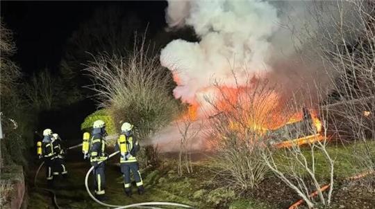 Als die Feuerwehrleute vor Ort eintrafen, brannte das Wohnmobil bereits lichterloh.