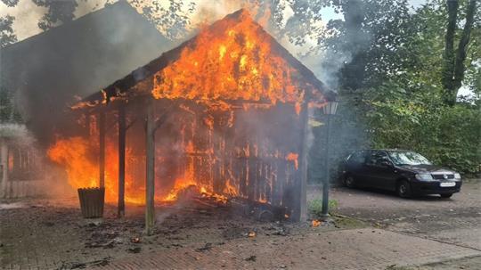 Als die Oldendorfer Feuerwehr anrückte, brannte der Unterstand schon lichterloh.