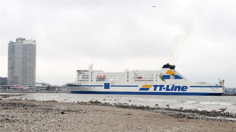 Als die „Peter Pan“ 2019 in den Hafen von Travemünde einfährt, ist das Feuer schon gelöscht. (Archivbild)