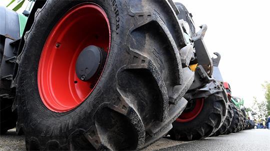 Als die Polizei am Unfallort eintrifft, ist der beschädigte Silo-Anhänger verschwunden. (Symbolbild)