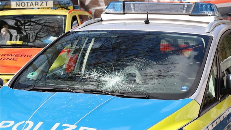 Als die Polizei eintraf, warf der Mann Gegenstände aus dem Fenster - und beschädigte auch einen Streifenwagen.