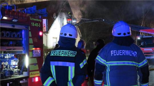 Als die ersten Einsatzkräfte am Brandort eintrafen, stand das Dachgeschoss bereits in Flammen. Das Feuer dort konnte zunächst nur von außen bekämpft werden.